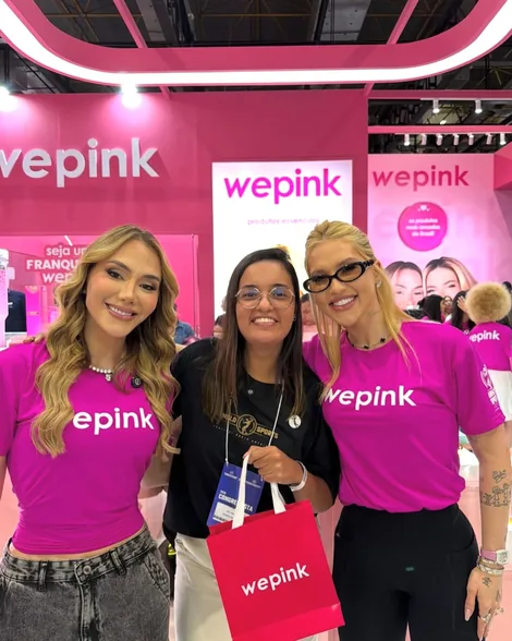 Carol Oliveira com Virgínia Fonseca e Samara Pink no estande WePink